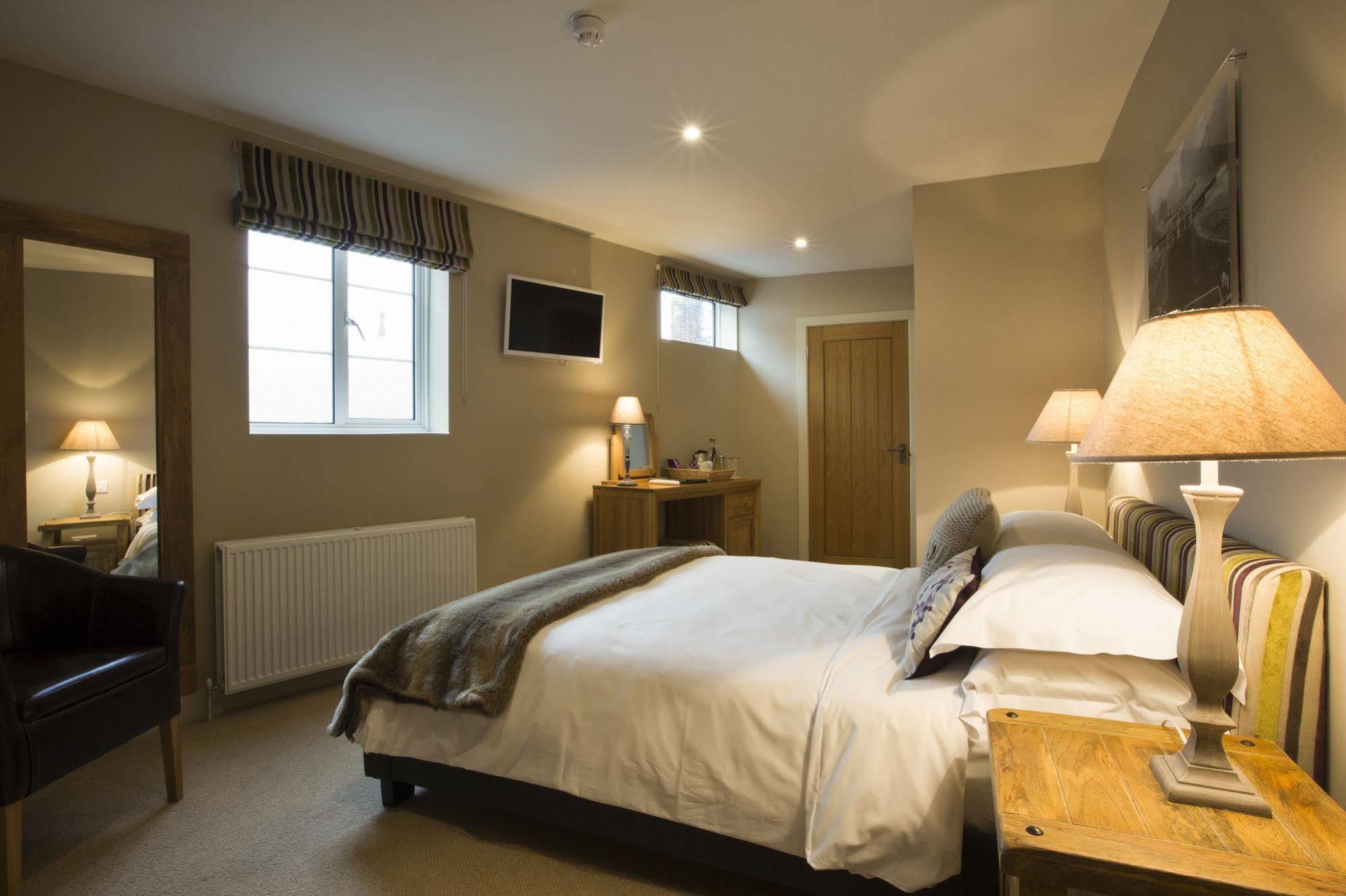 The Peppermill Town House Hotel & Restaurant Devizes Exterior foto